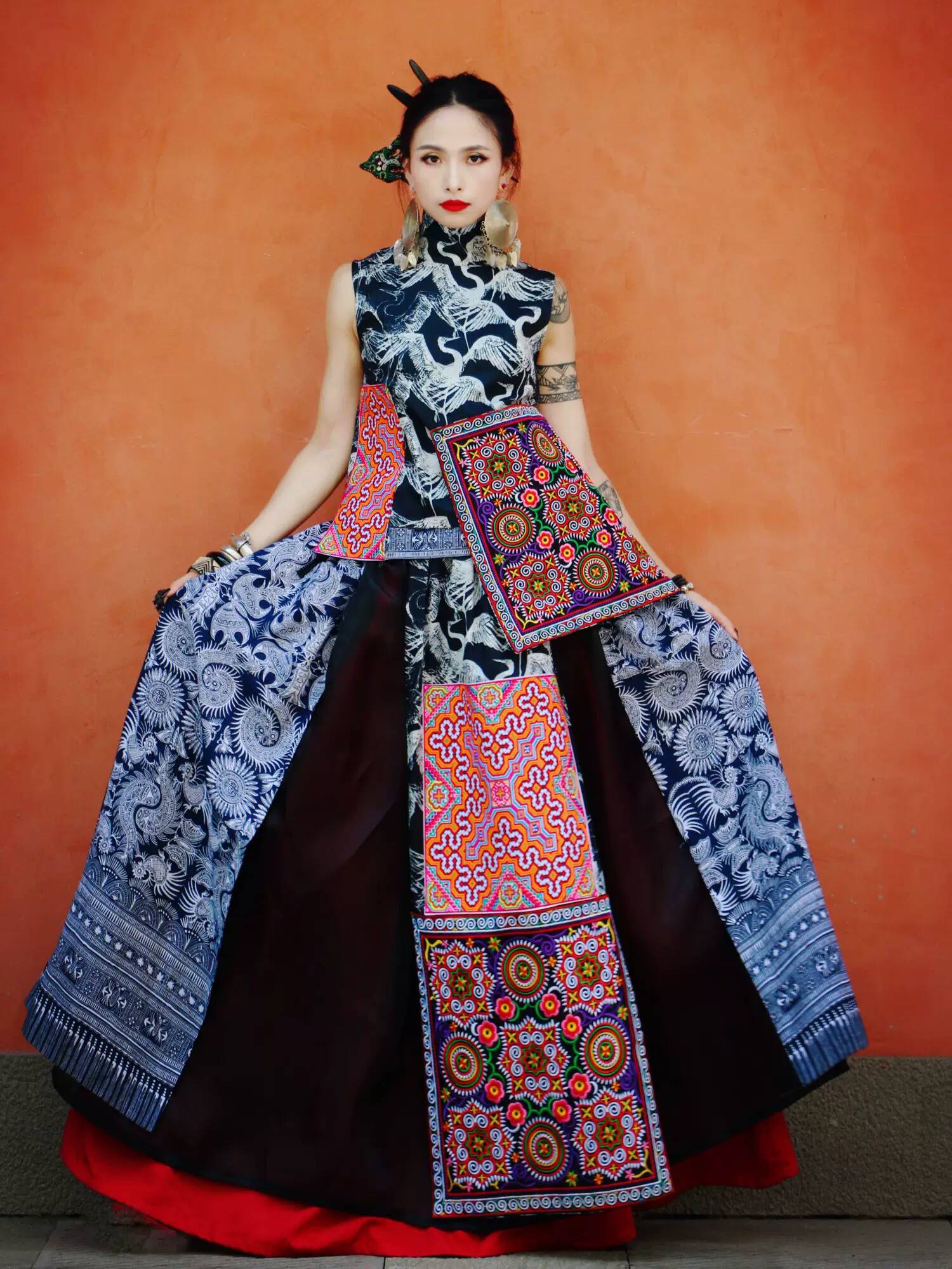 Ethnic Clothing & Online Fashion Store Khaadi Us - ชุดเสื้อกั๊กและกระโปรงสไตล์ชาติพันธุ์แบบดั้งเดิมของสาวม้งเจียง พร้อมกระเป๋าปักลายม้ง ลายเครนมังกรสีดำ และคอเสื้อแบบจีน