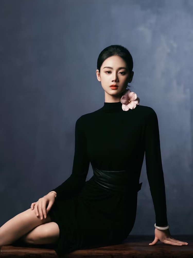 Ethnic Clothing & Online Fashion Store Khaadi Us - ชุดถ่ายภาพบุคคลสีดำเรียบหรูทันสมัยปี 2026 สำหรับสตูดิโอ ถ่ายภาพอารมณ์ส่วนตัว เสื้อผ้าศิลปะ ชุดการแสดงสไตล์ชาติพันธุ์สำหรับผู้หญิง