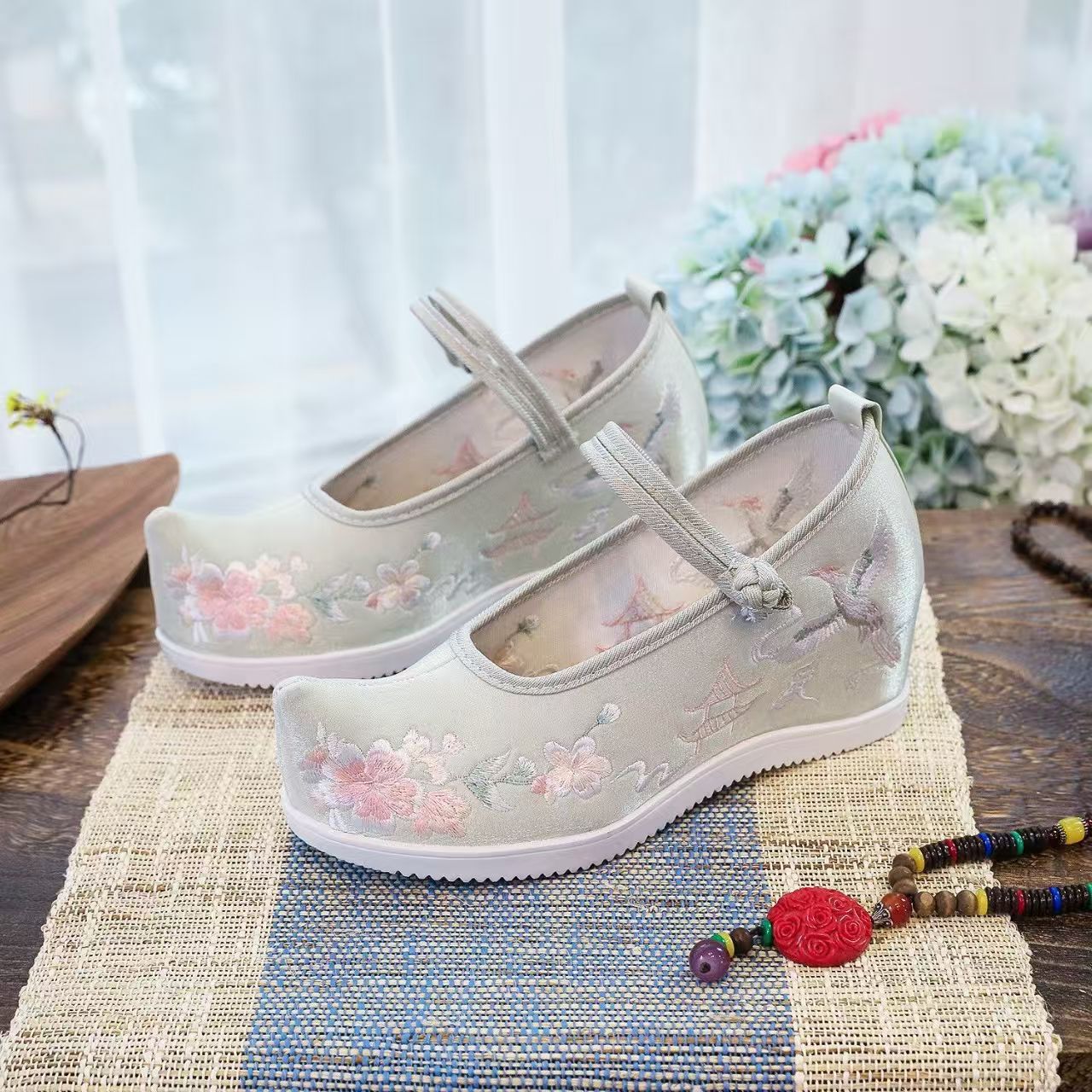 รองเท้าผู้หญิงแบบมีปักลายด้านใ - Ethnic Fabric บทวิจารณ์และราคา