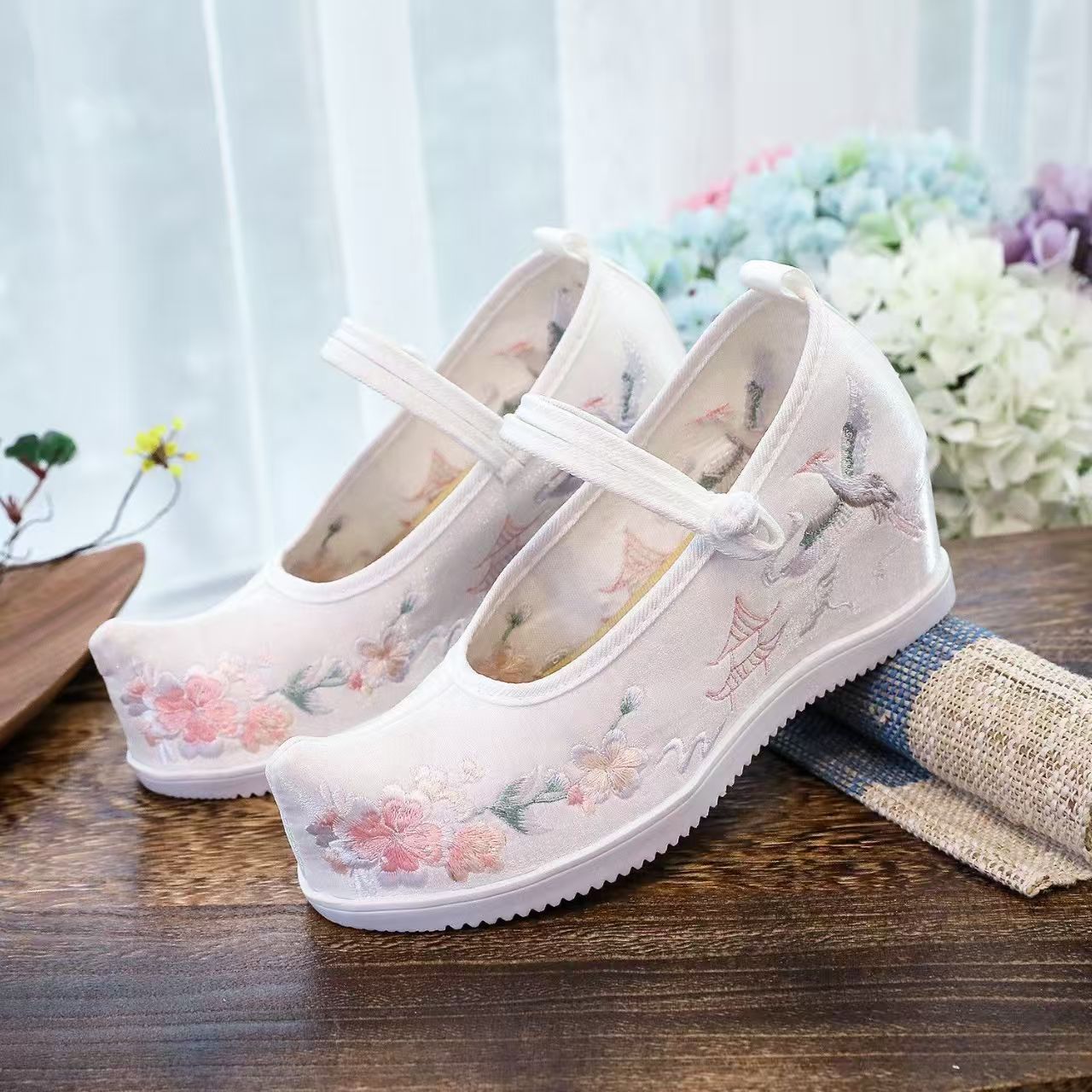 รองเท้าผู้หญิงแบบมีปักลายด้านใ - Ethnic Fabric บทวิจารณ์และราคา