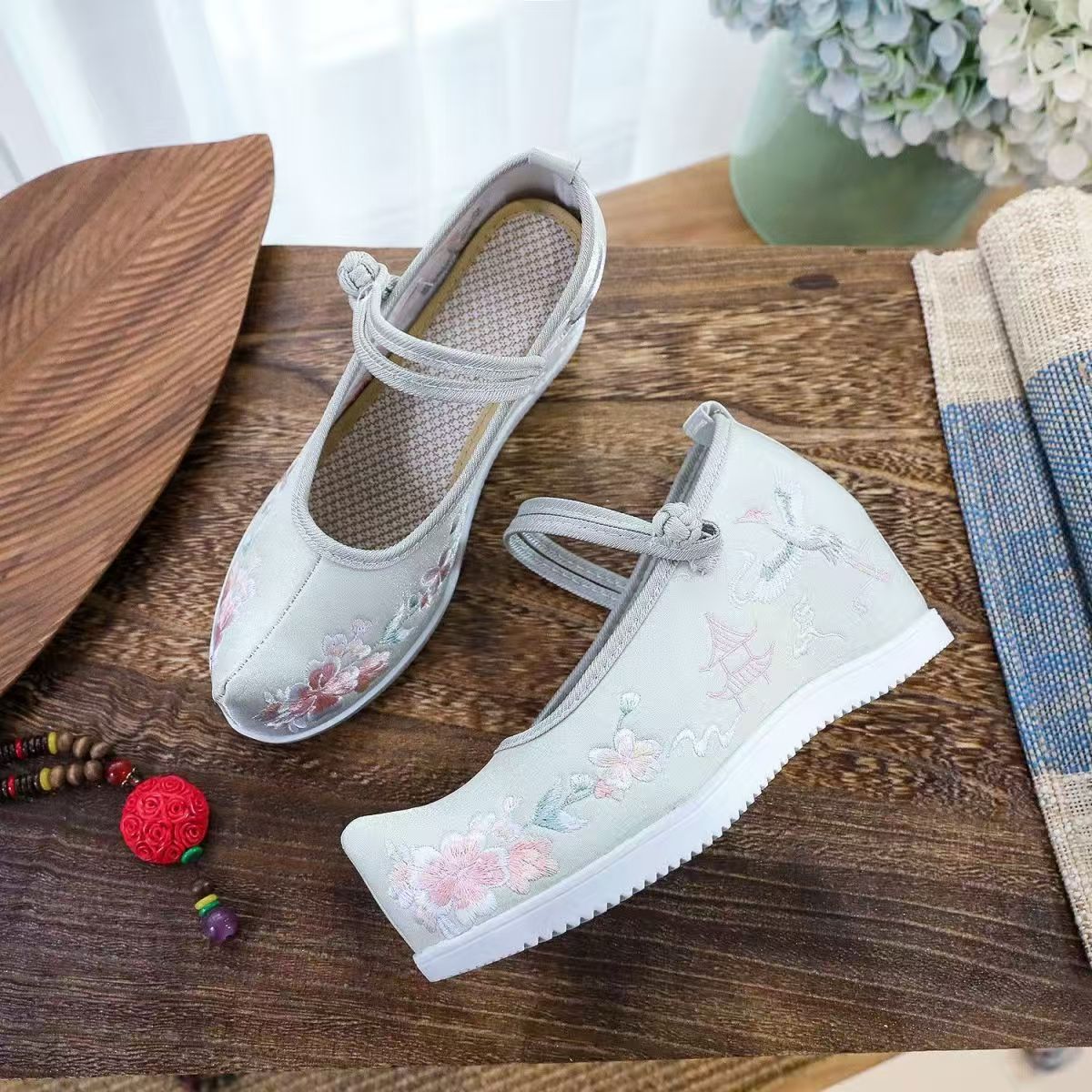 รองเท้าผู้หญิงแบบมีปักลายด้านใ - Ethnic Fabric บทวิจารณ์และราคา